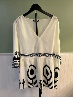 Size 18/20 BloomChic White Top with Black Label Detail
